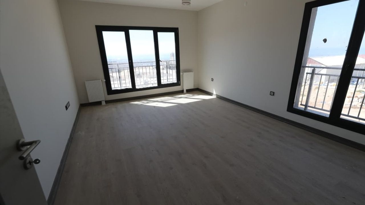 Hatay'da Afet Konutları ve Ticaret Merkezleri Yapımına Devam Ediliyor