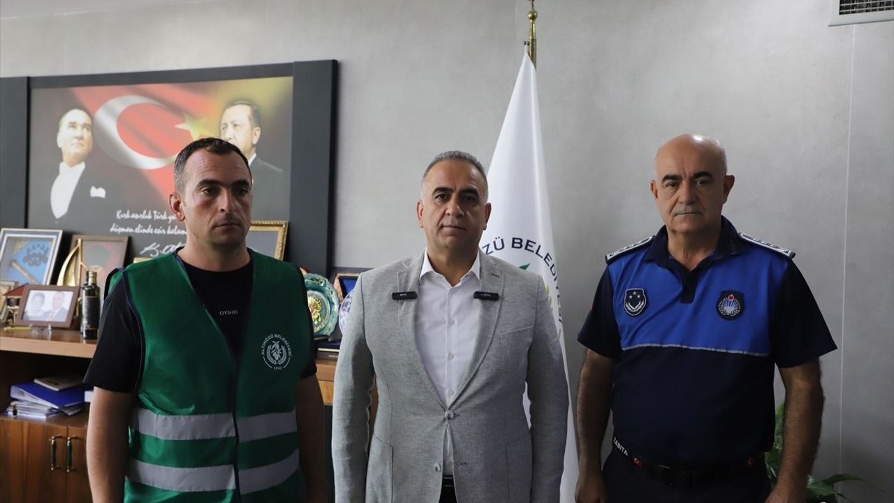 Hatay'da Duyarlı İşçi Eşine Az Buldu: Altın ve Döviz Çantası Sahibine Ulaştırıldı