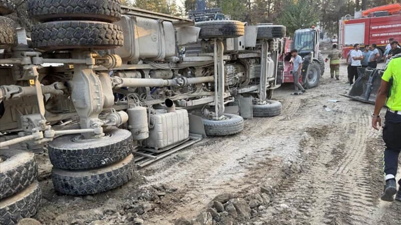 Hatay'da Kamyon Devrildi, Sürücü Hayatını Kaybetti