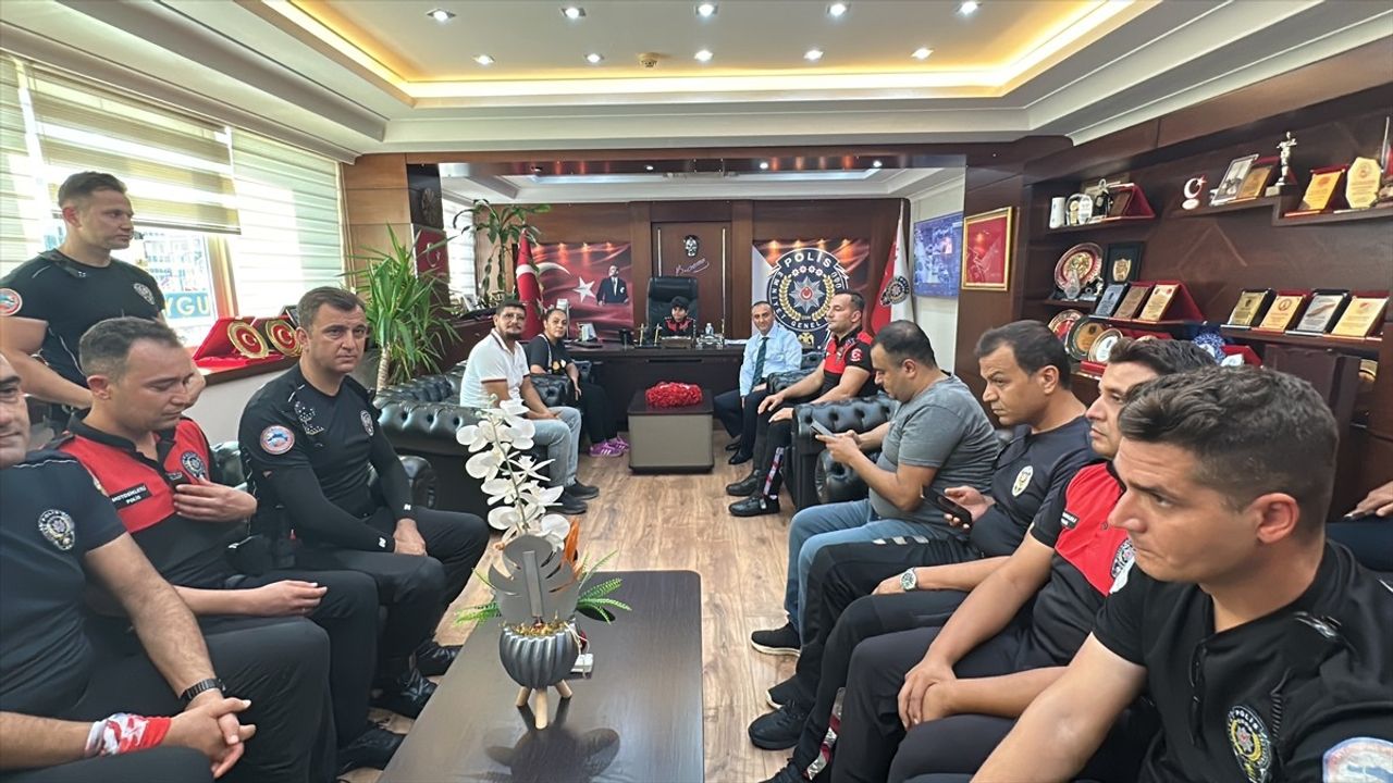 Hatay'da Polis Ekiplerinden Anlamlı Doğum Günü Kutlaması