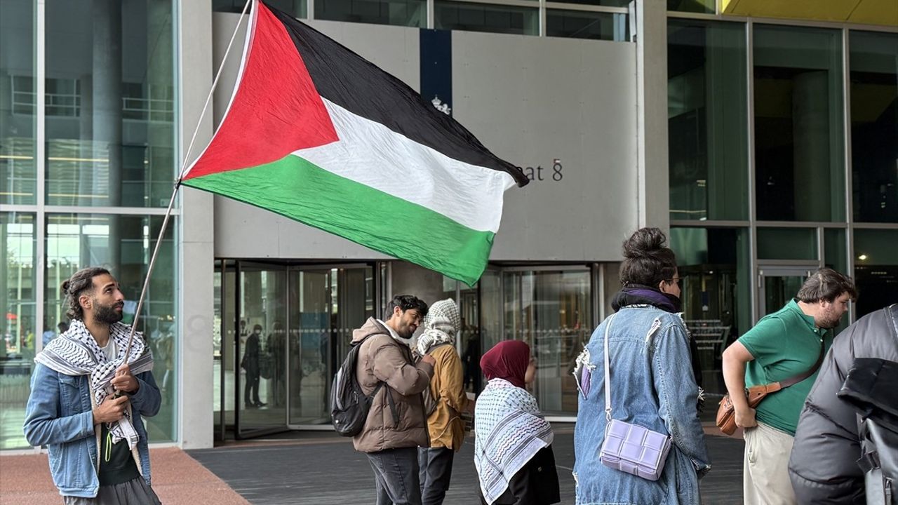 Hollandalılardan Sumud Filosu için Dışişleri Bakanlığı önünde Eylem