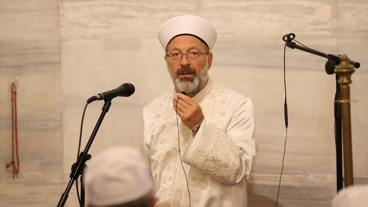 İstanbul'da Aileler Gazze İçin Sabah Namazında Buluştu