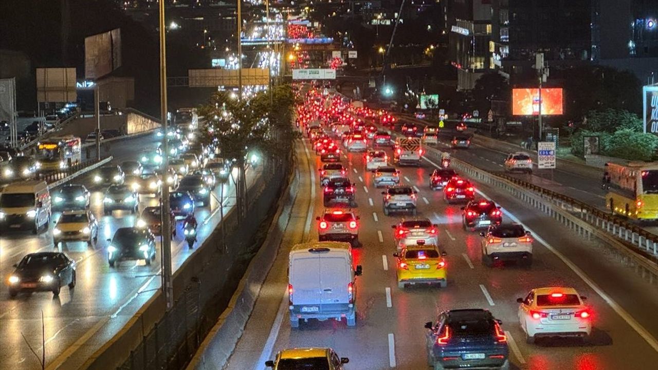 İstanbul'da Akşam Saatlerinde Trafik Yoğunluğu Artıyor