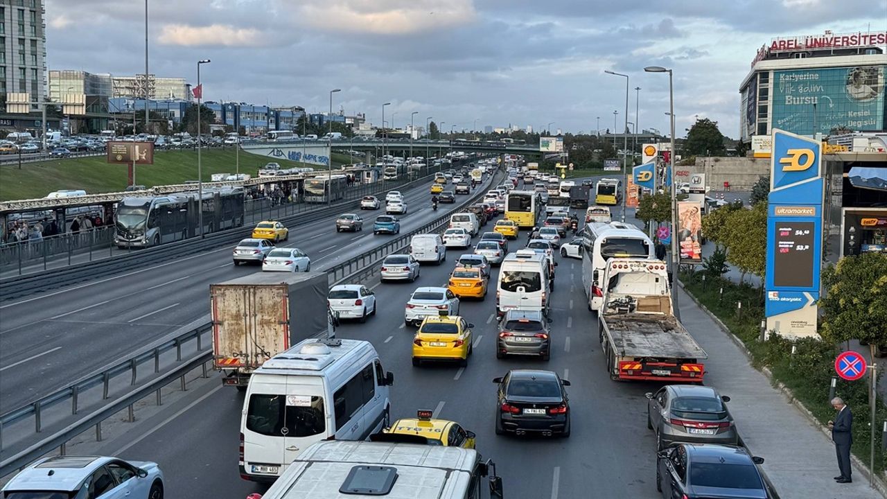 İstanbul'da İş Gününde Yüzde 74 Trafik Yoğunluğu