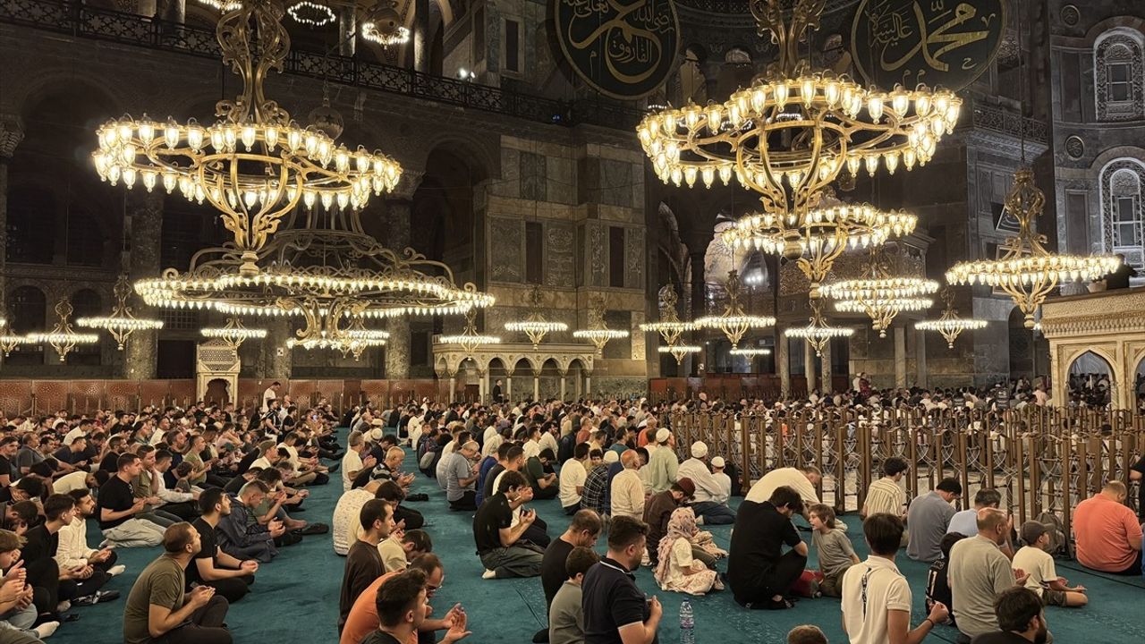 İstanbul'da Mevlit Kandili Coşkuyla Kutlandı