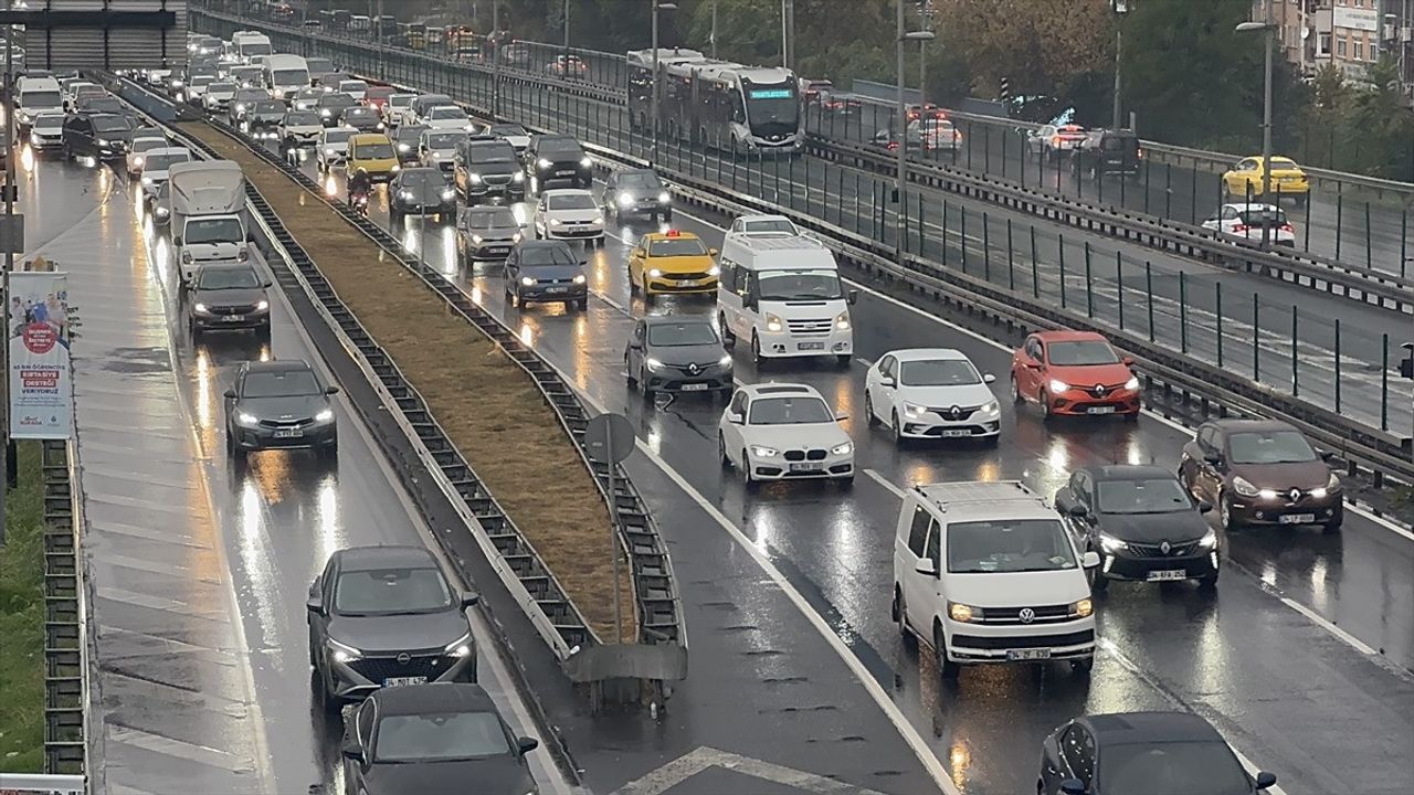 İstanbul'da Yağışlar Trafiği Kilitledi