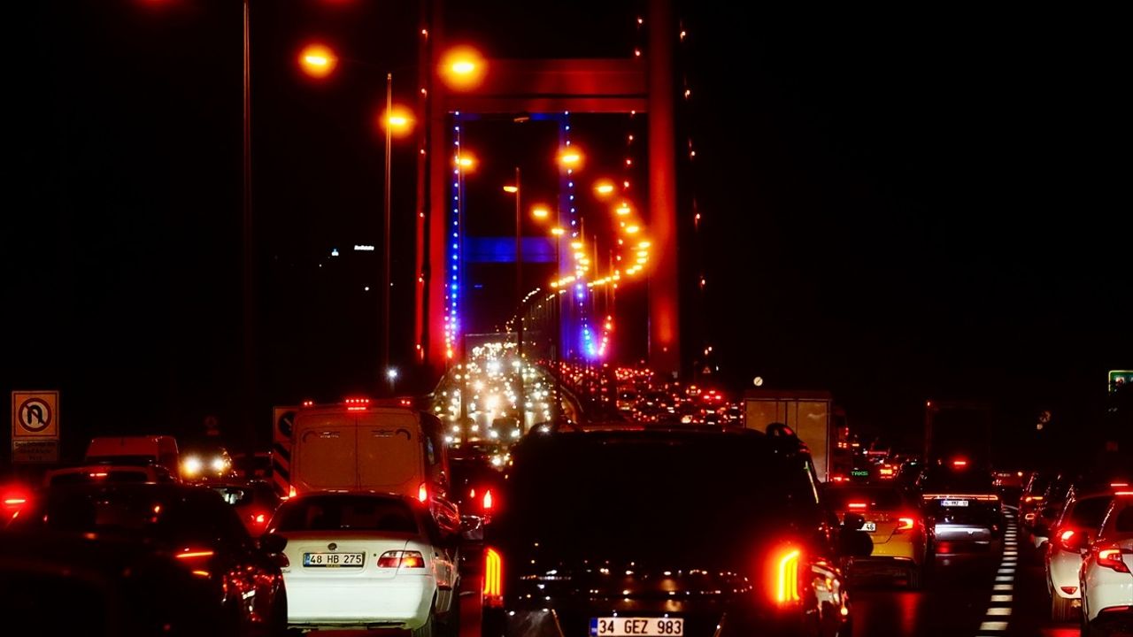 İstanbul Trafiği Akşam Saatlerinde Zorlaşıyor