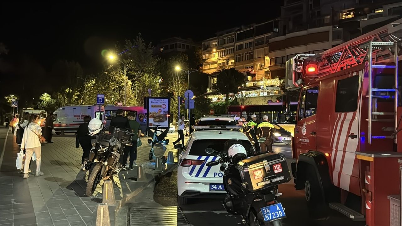 İstanbul Üsküdar'da Vapur ve Yük Gemisi Çarpıştı