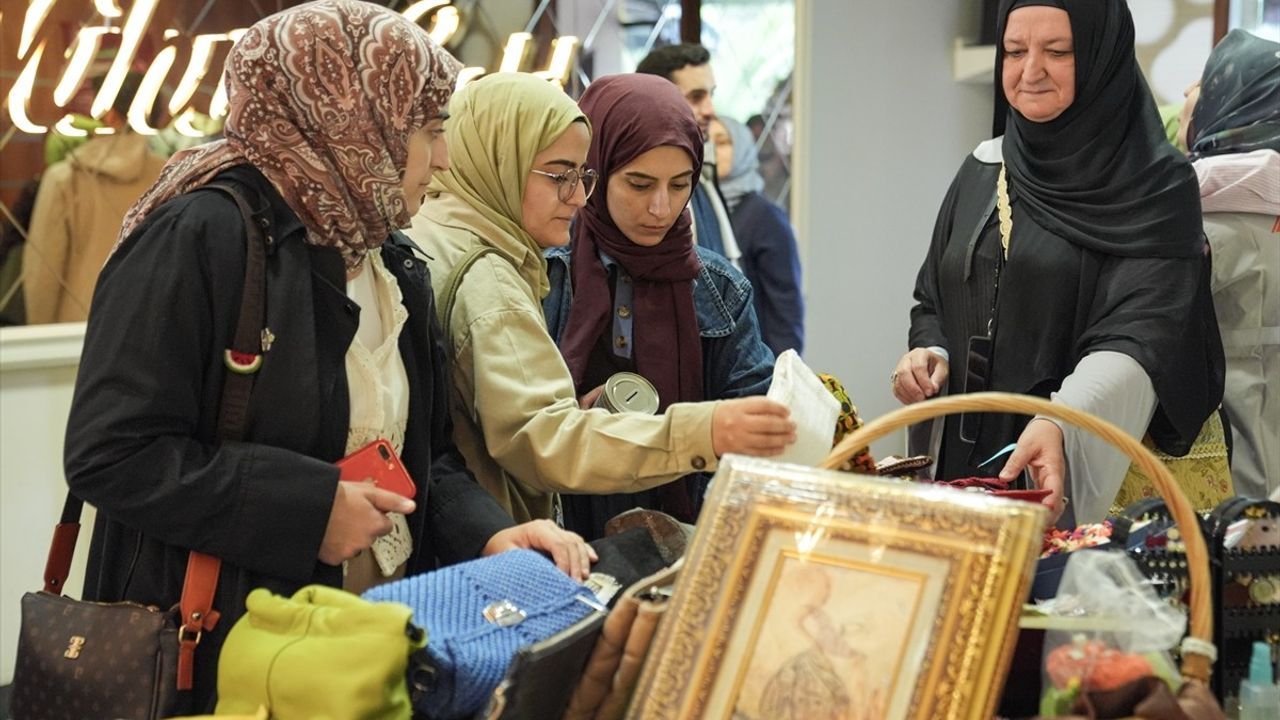 İyilikhane Çocuk Derneği Gazze İçin Kermes Düzenledi