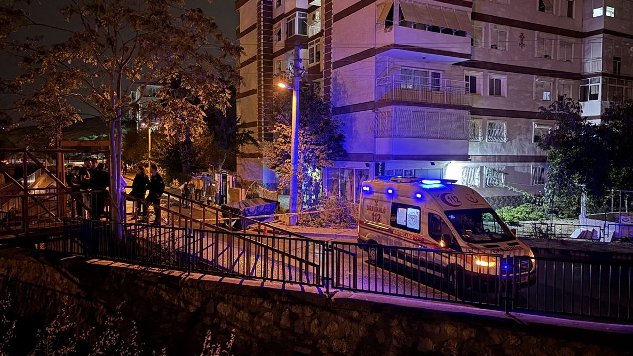 İzmir'de Bıçaklı Kavga: 1 Ölü, 2 Yaralı
