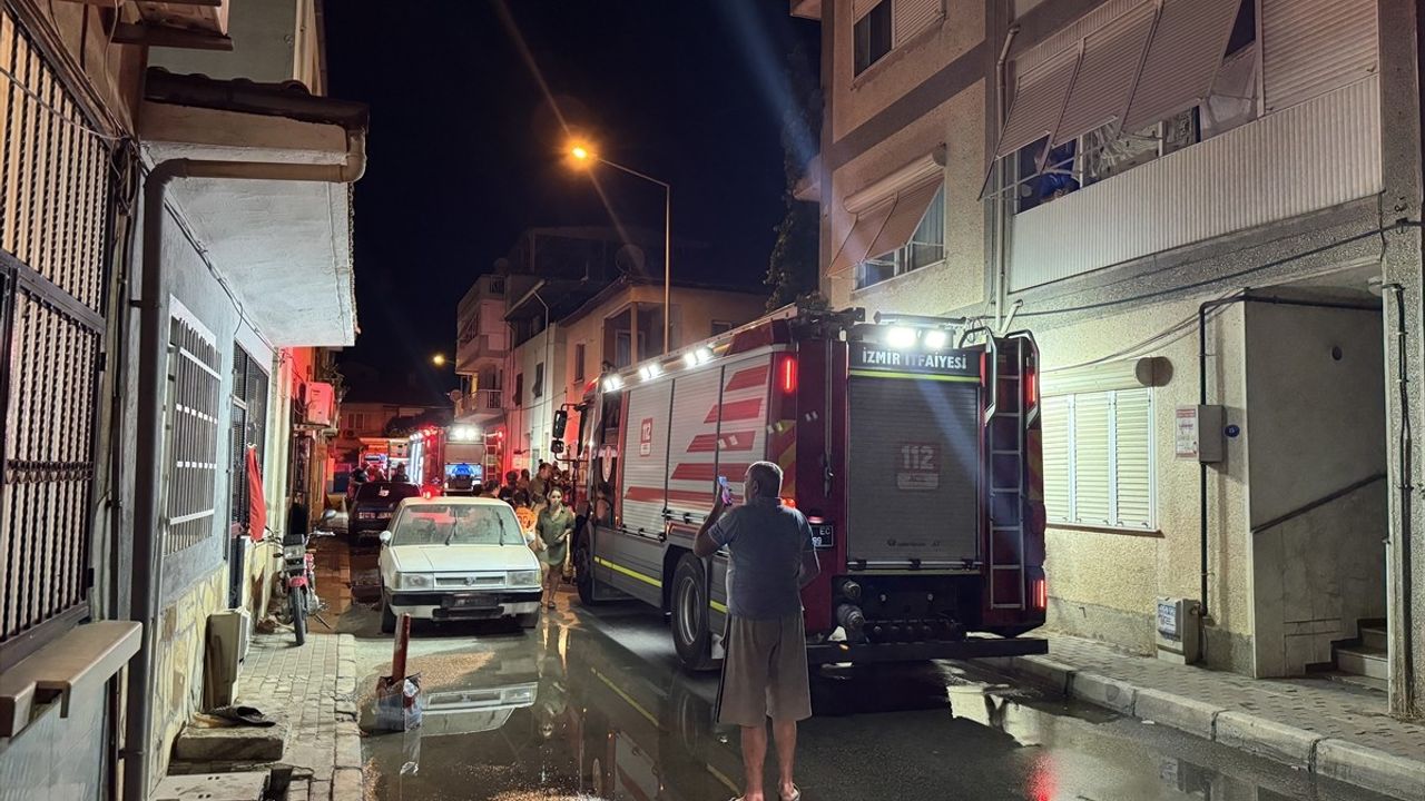 İzmir'de Çıkan Yangında Ev Kullanılamaz Hale Geldi