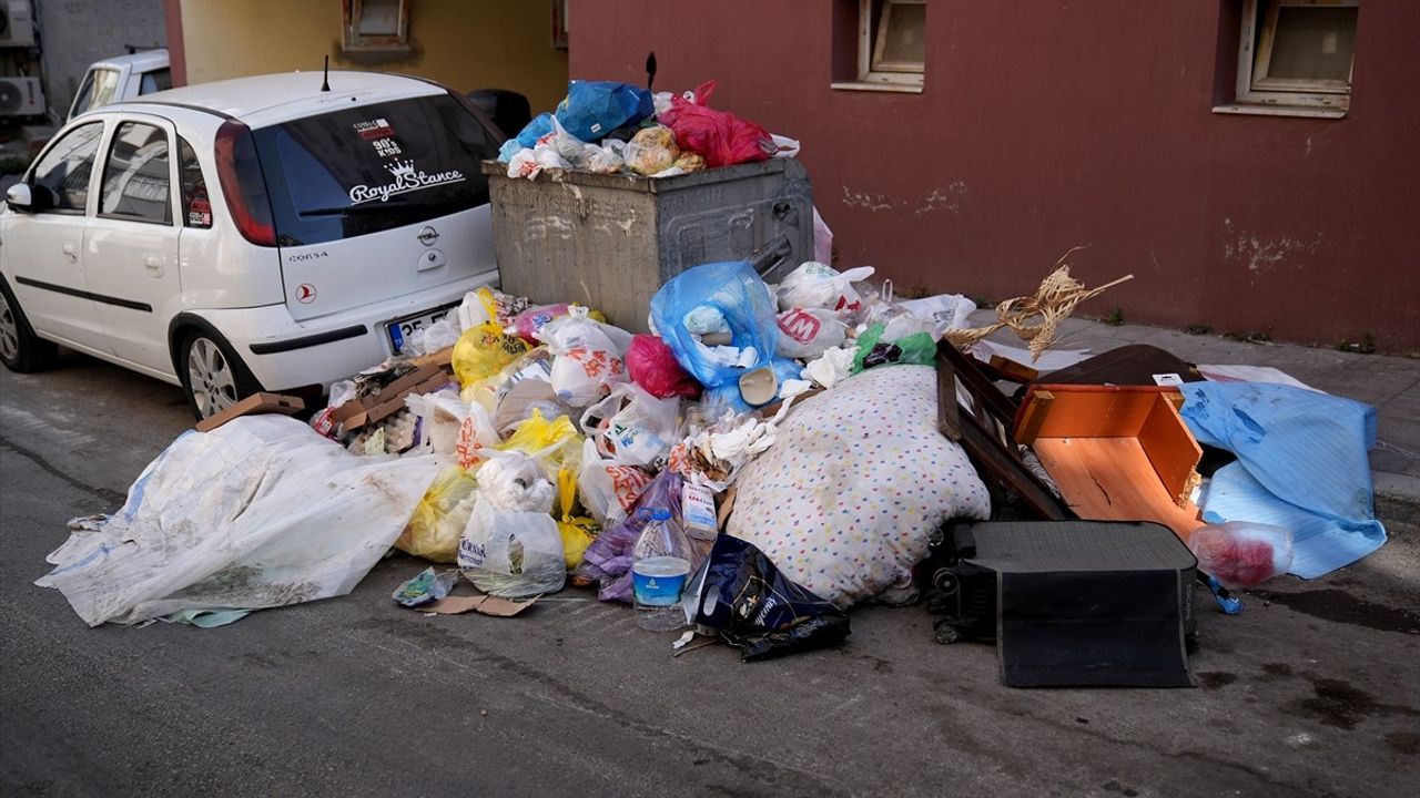 İzmir'de Çöp Sorunu Artıyor: Vatandaşlar Tepkili