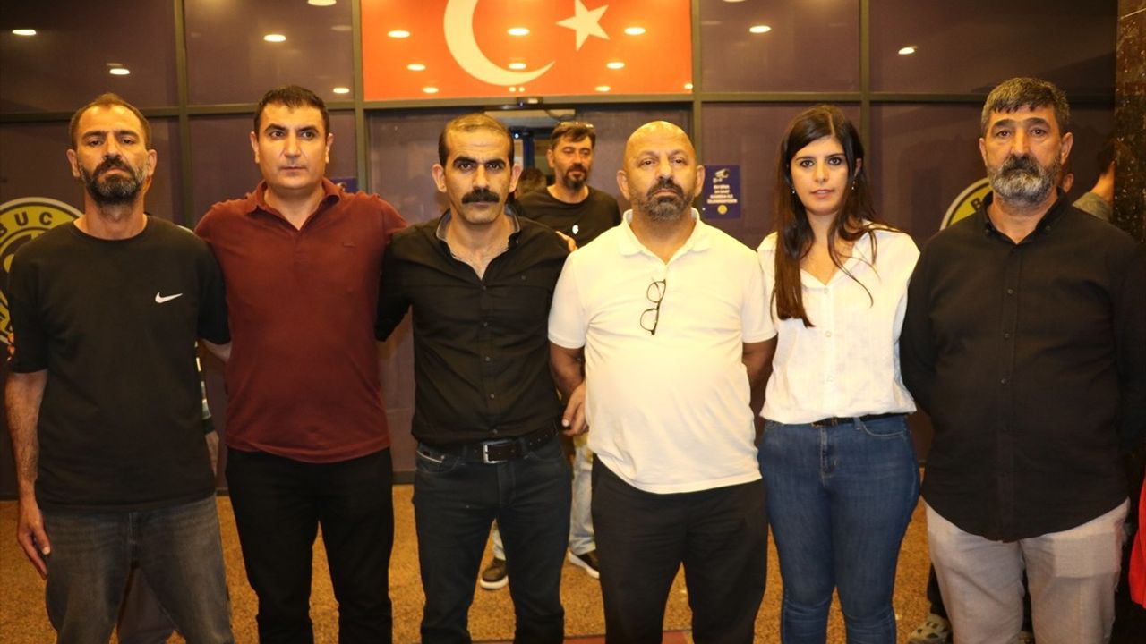 İzmir'de İşçilerin Maaş İhtiyacı İçin İş Bırakma Eylemi Devam Ediyor
