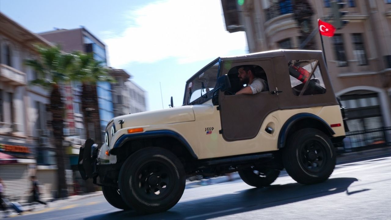 İzmir'de Klasik Araçlarla Erkek Sağlığı İçin Farkındalık Yaratıldı
