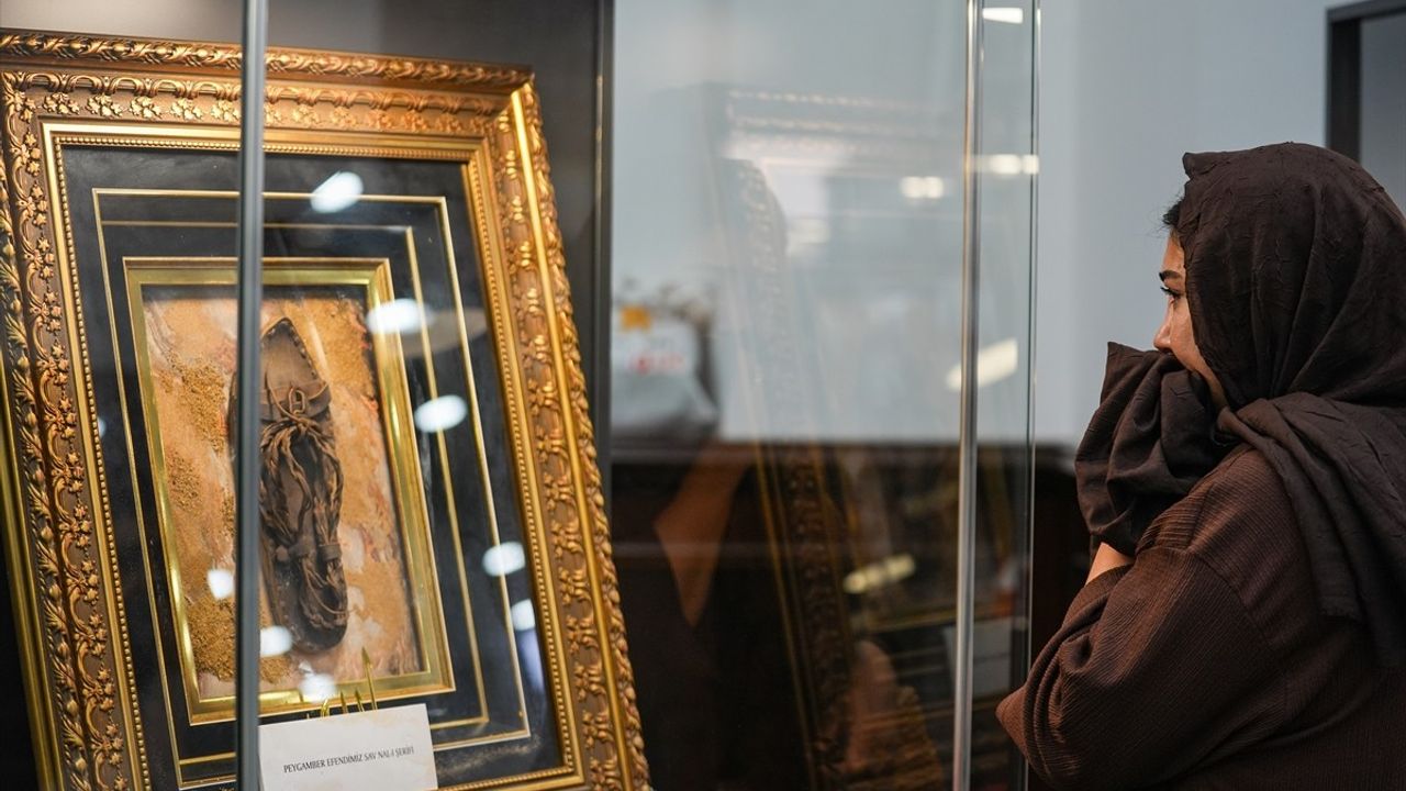 İzmir'de Mukaddes Emanetler Sergisi Açıldı