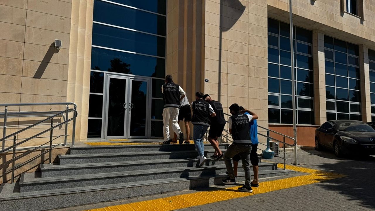 İzmir'de Uyuşturucu Operasyonunda 11 Zanlı Tutuklandı