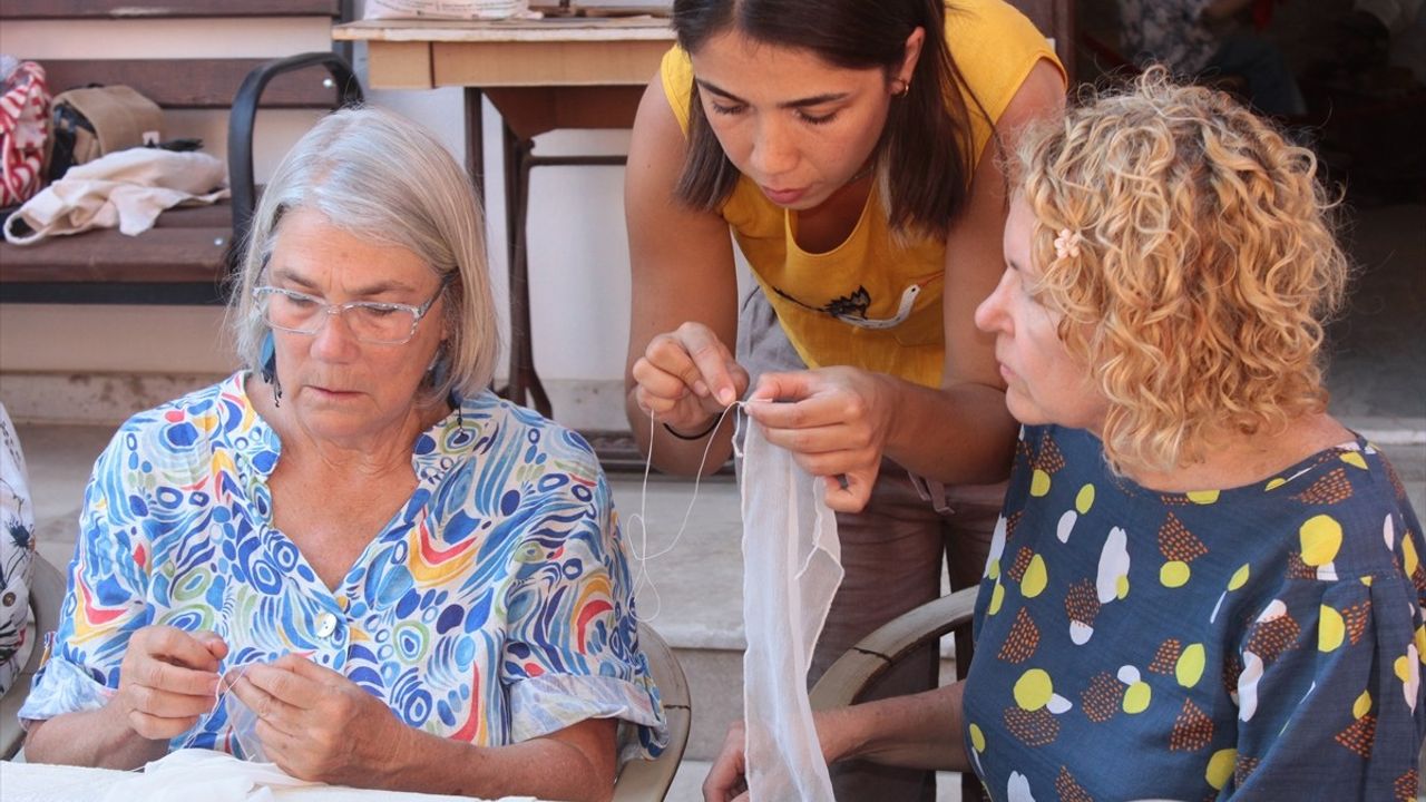 İzmir'de Yabancı Misafirlere İğne Oyası Eğitimi