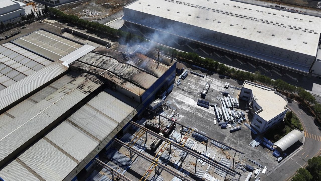 İzmir'deki Çelik Konstrüksiyon Fabrikasındaki Yangın Kontrol Altına Alındı