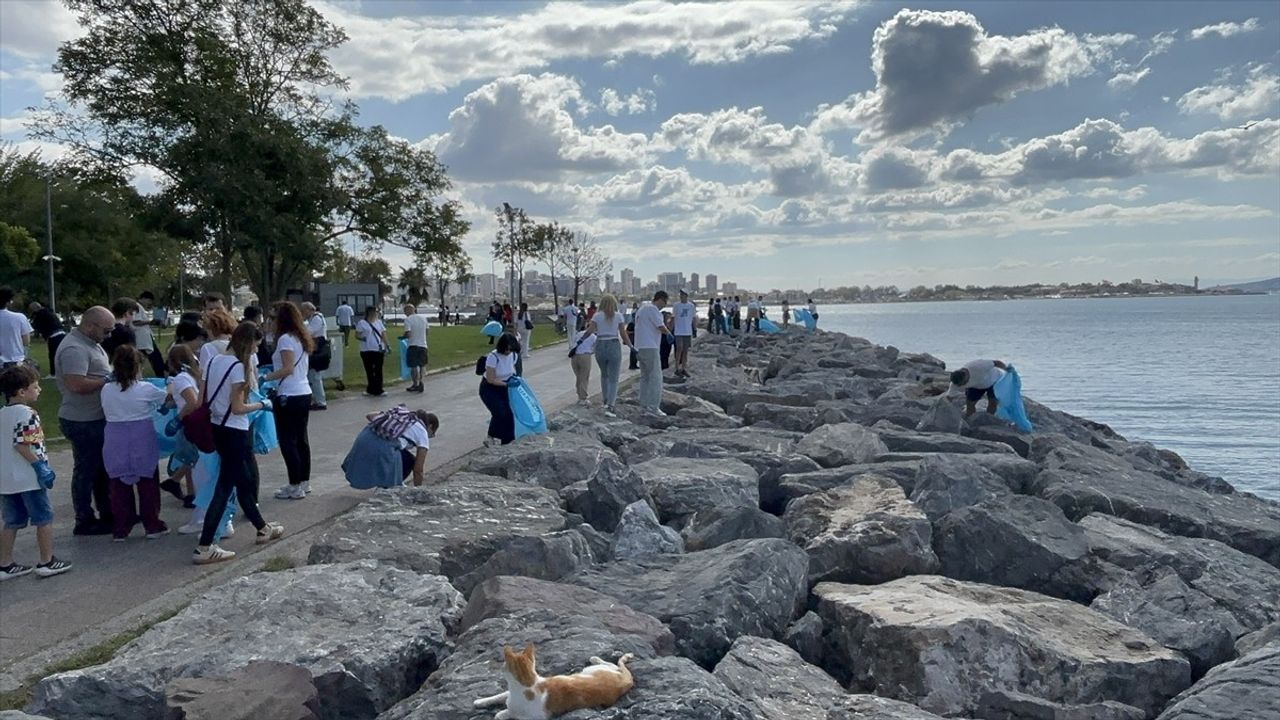 Kadıköy Moda Sahili'nde Kıyı Temizleme Etkinliği