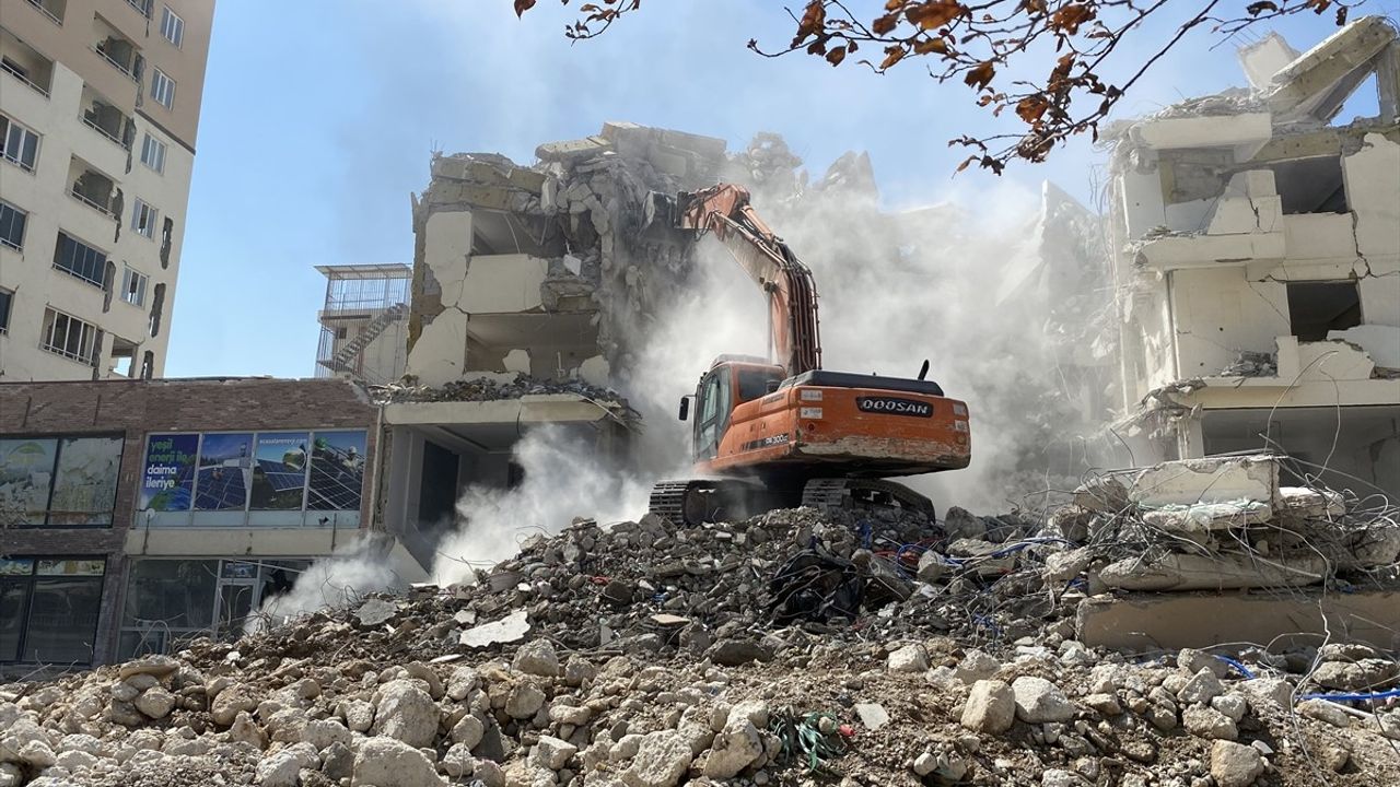Kahramanmaraş'ta Deprem Sonrası Yıkım Çalışmaları Devam Ediyor