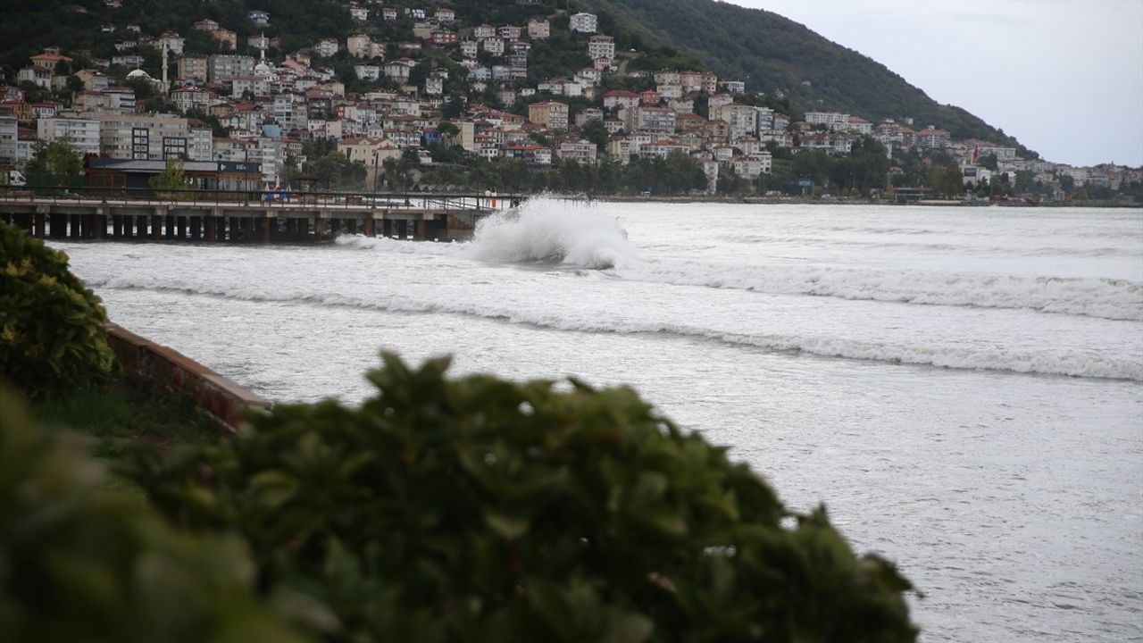 Karadeniz'de Şiddetli Rüzgar Dalgaları 4 Metreye Ulaştırdı
