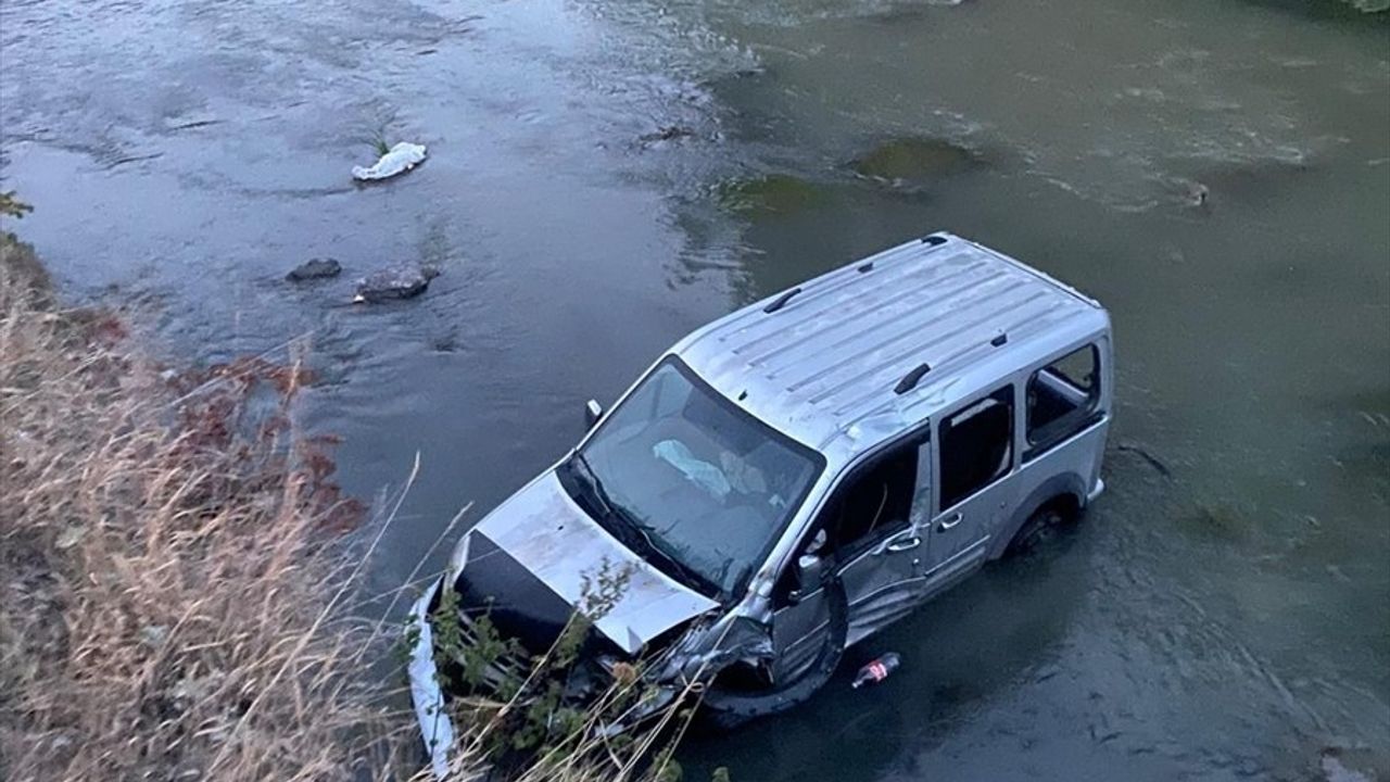 Kars Çayı'nda Hafif Ticari Araç Kazası