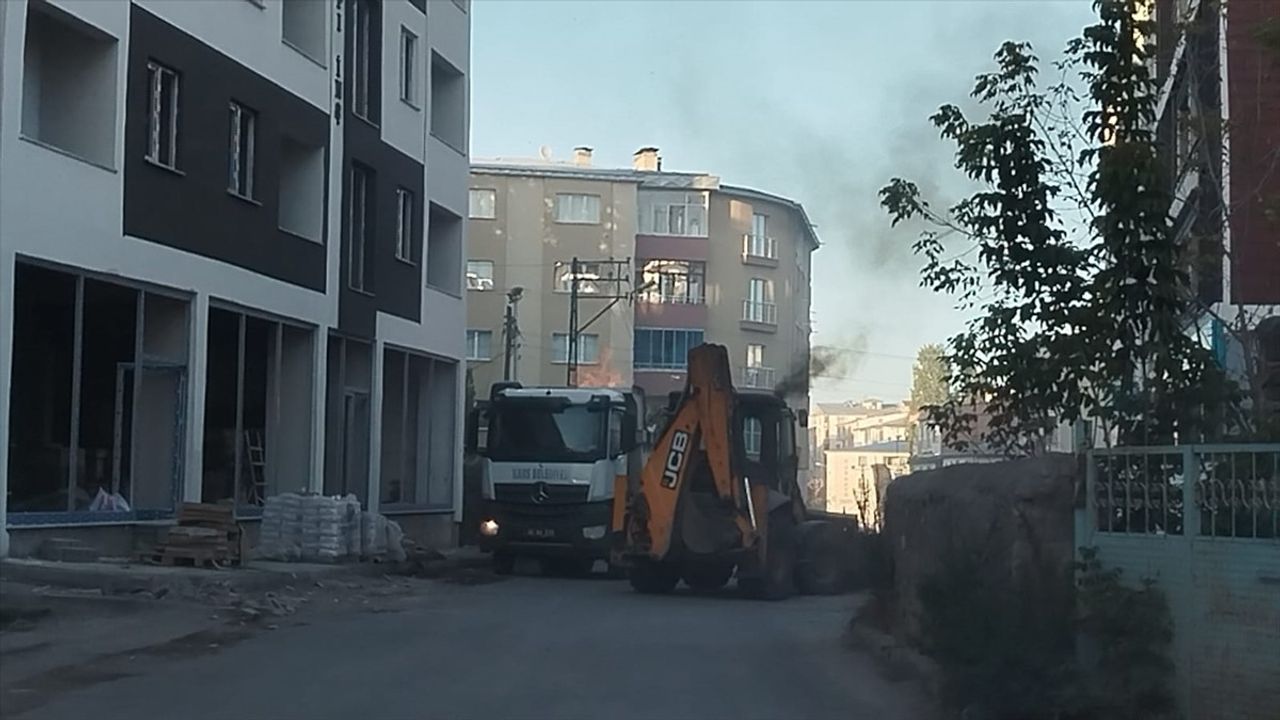 Kars'ta Çöp Kamyonunda Yangın: Kepçe Operatörü Yangını Kumla Söndürdü