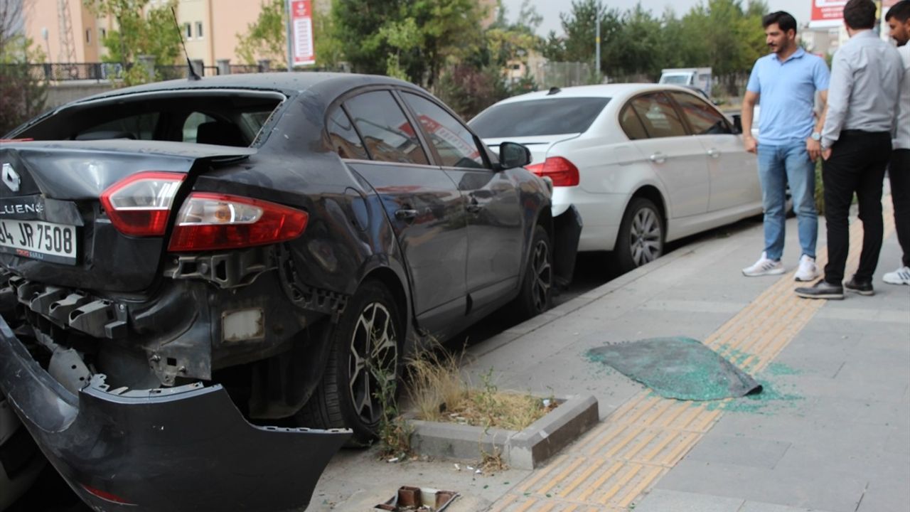 Kars'ta Kontrolden Çıkan Otomobil Park Halindeki Araçlara Çarptı