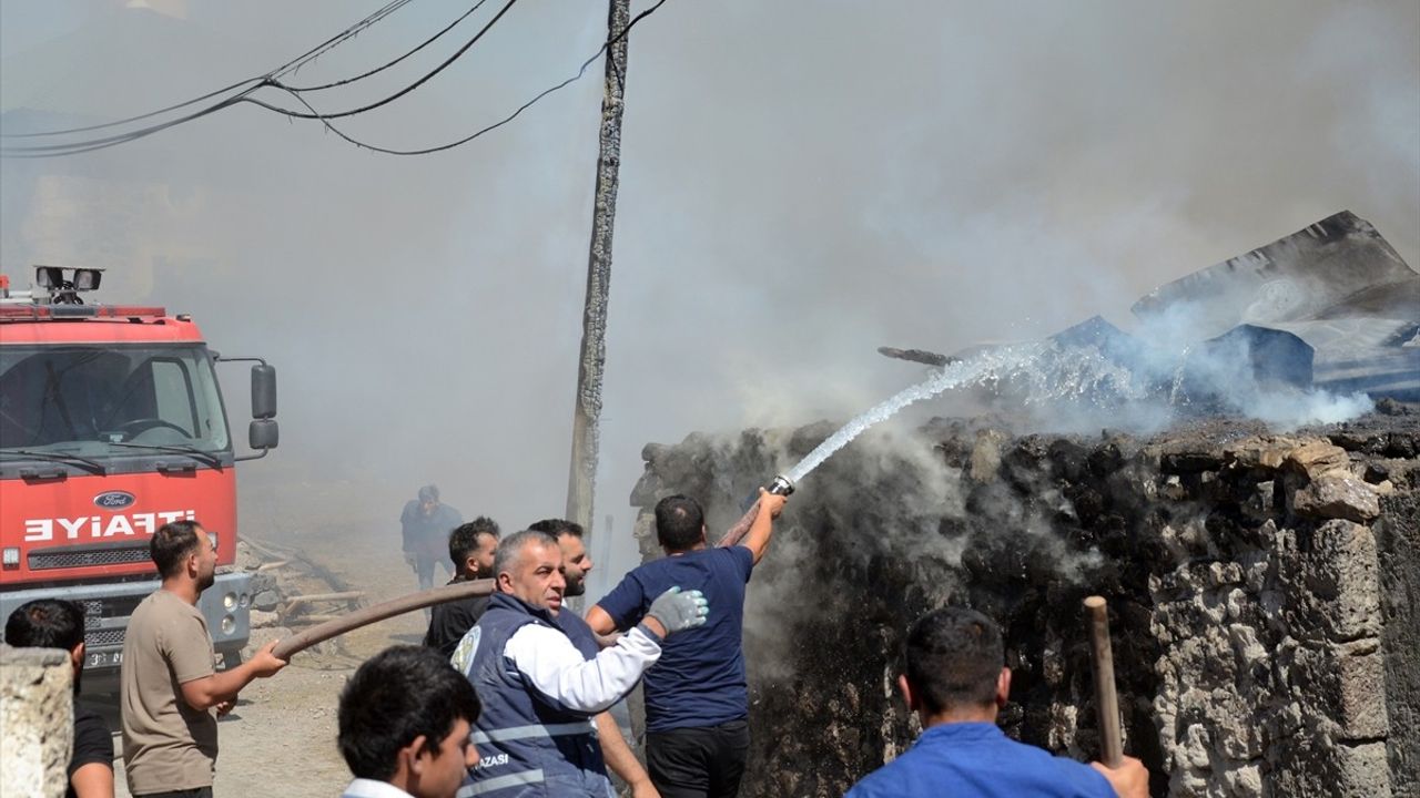Kars'ta Yangın: 2 Ev ve 2 Samanlık Yok Oldu