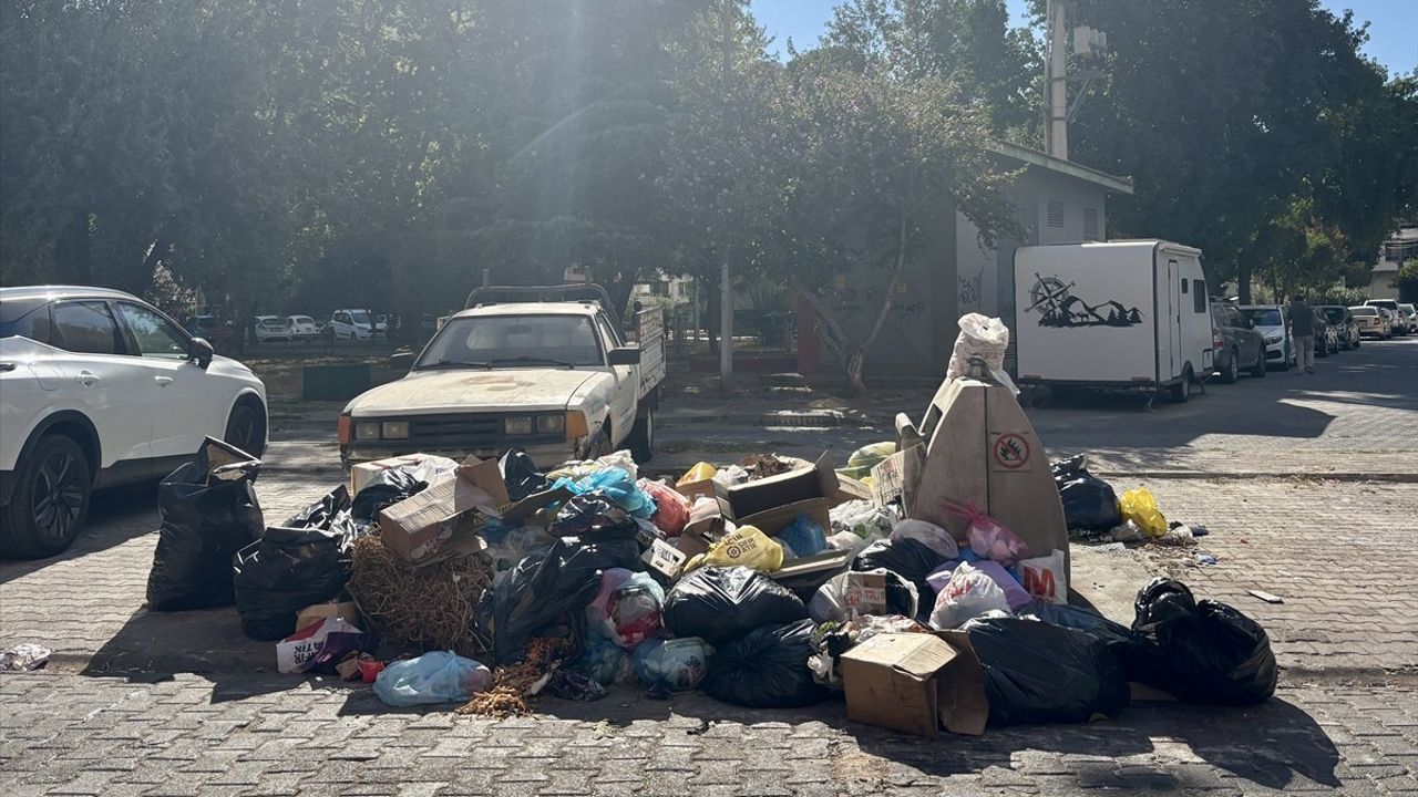 Karşıyaka'da Çöp Krizi: Mahalle Sakinleri Çözüm Bekliyor