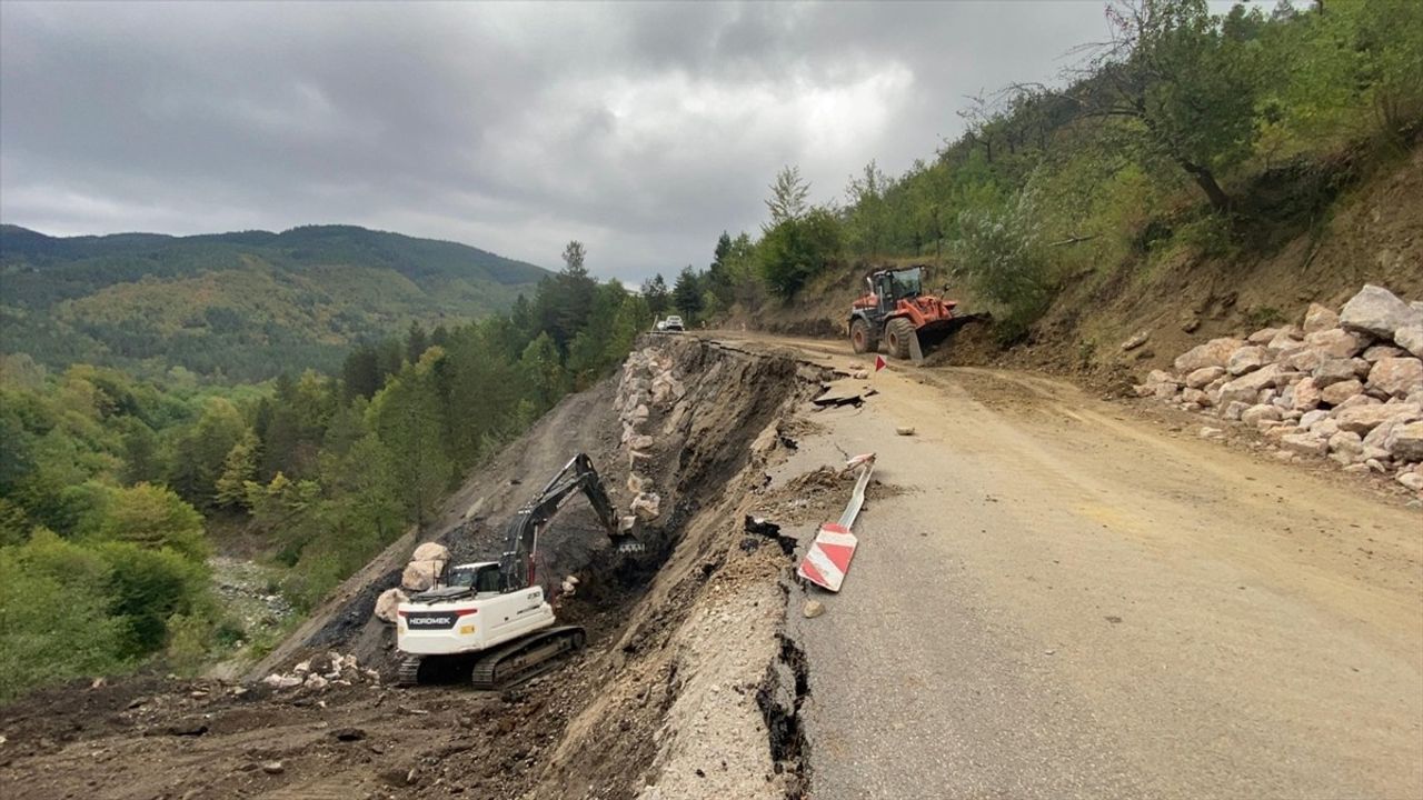 Kastamonu'da Heyelan Sonrası Yol Açma Çalışmaları Başlatıldı