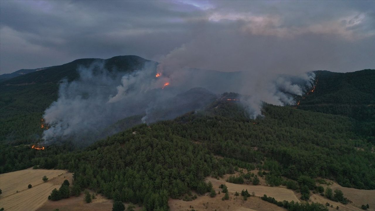 Kastamonu-Karabük Sınırındaki Yangınlara Müdahale Devam Ediyor