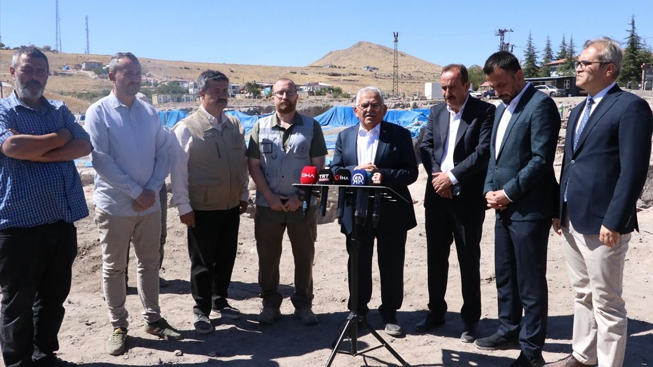 Kayseri'de Geç Roma Dönemine Ait Mozaikli Yapıda Mezarlık Bulundu