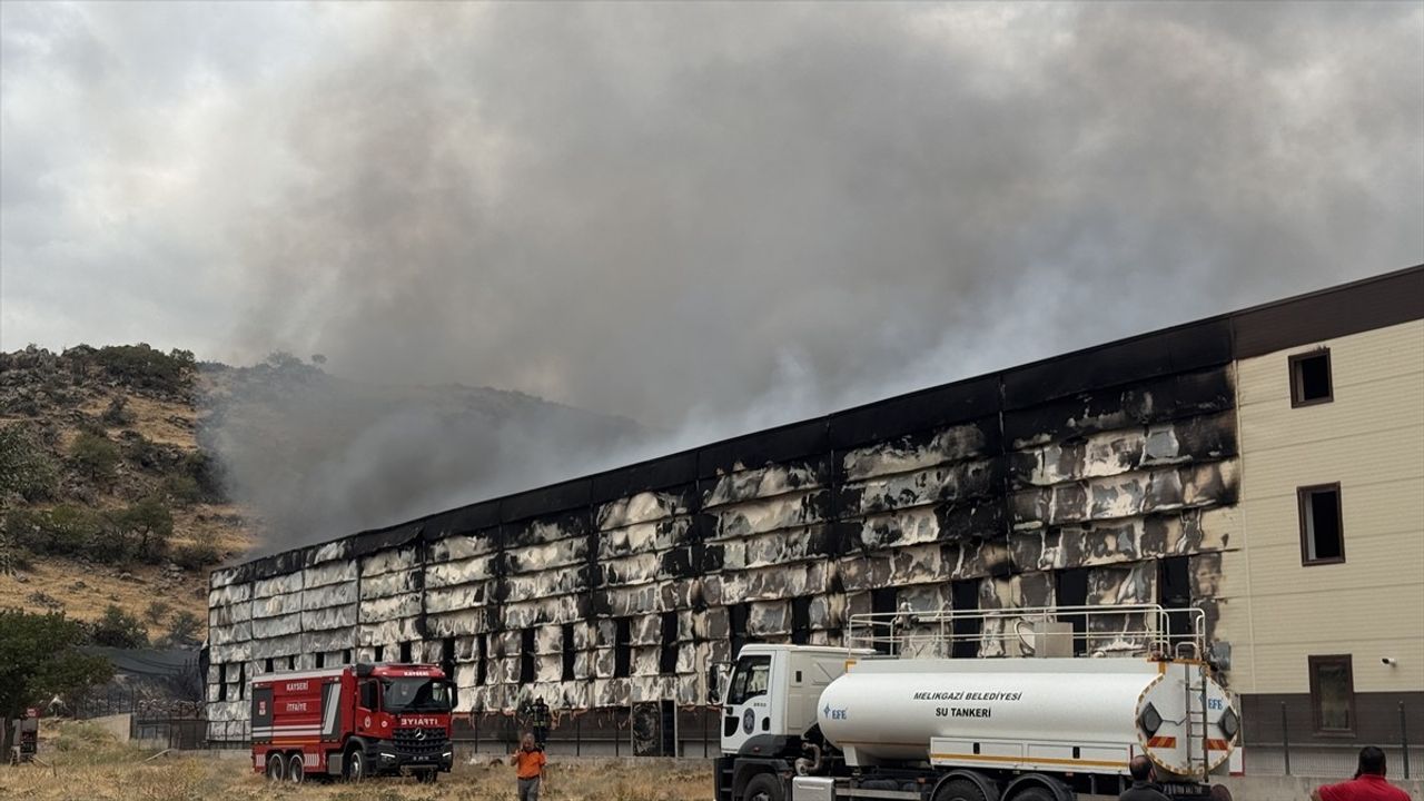 Kayseri'de Mobilya Fabrikasında Yangın