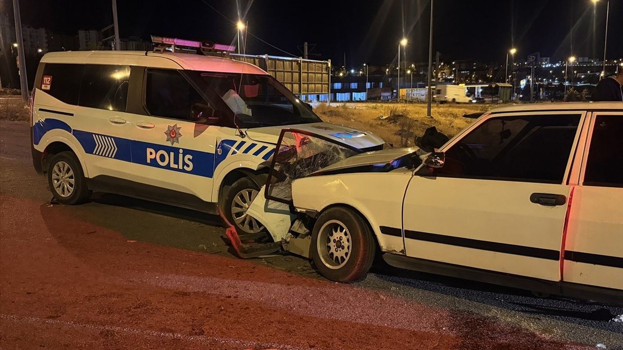 Kayseri'de Polise Çarparak Kaçmaya Çalışan Sürücü İki Polisi Yaraladı