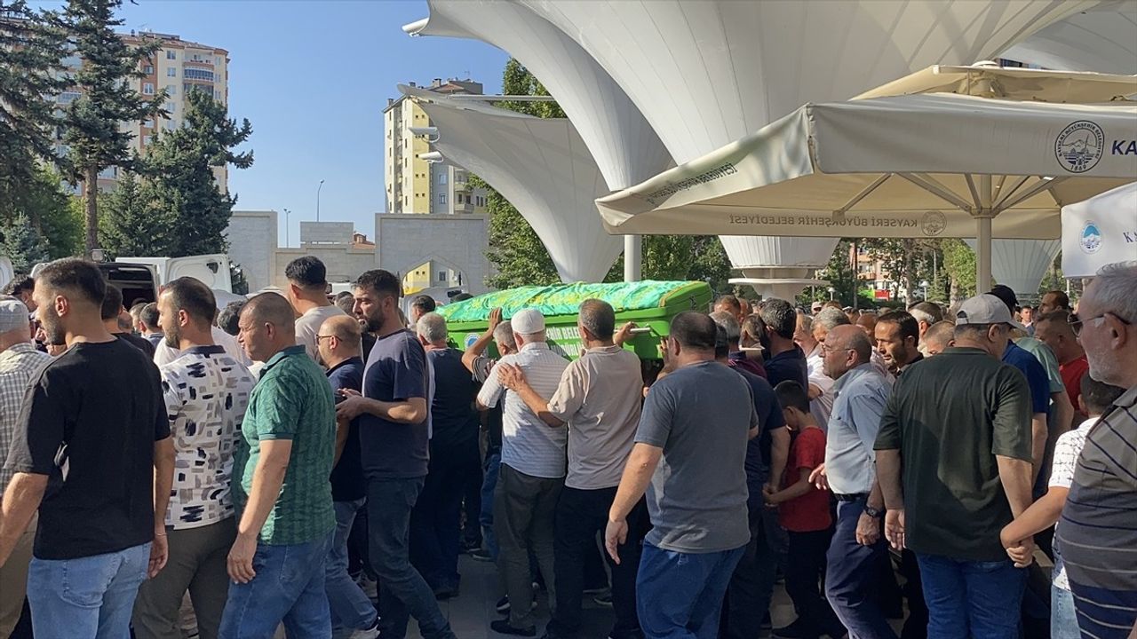 Kayseri'de Taksi Şoförünün Cenazesi Toprağa Verildi