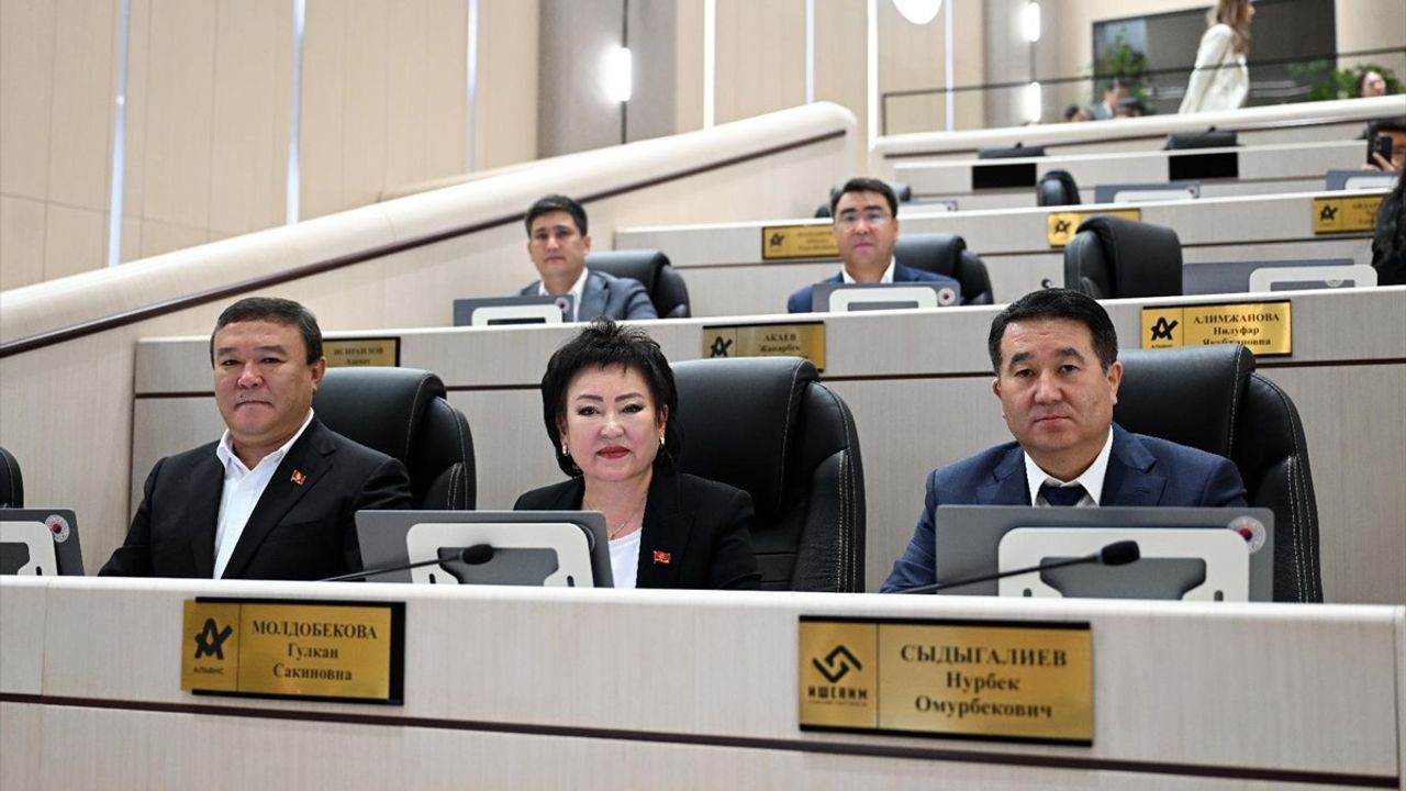 Kırgızistan Meclisi Feshedildi