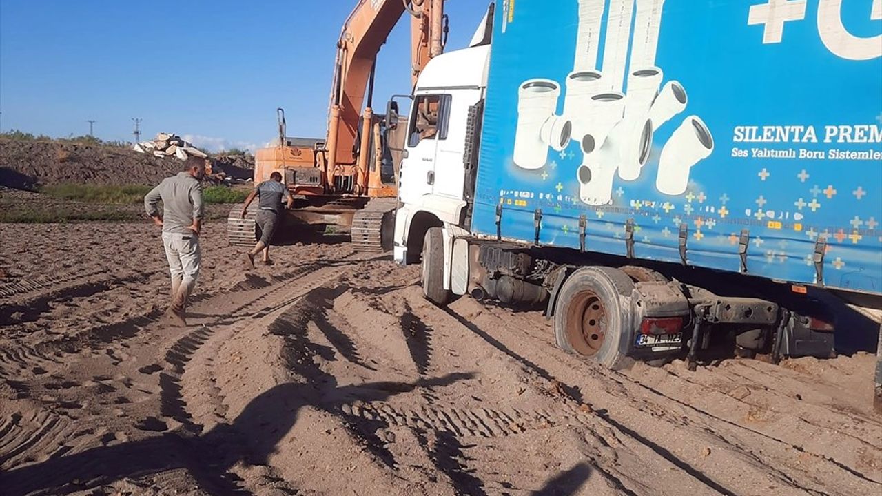 Kızılırmak'ta Kuma Saplanan Tır 2 Gün Sonunda Kurtarıldı