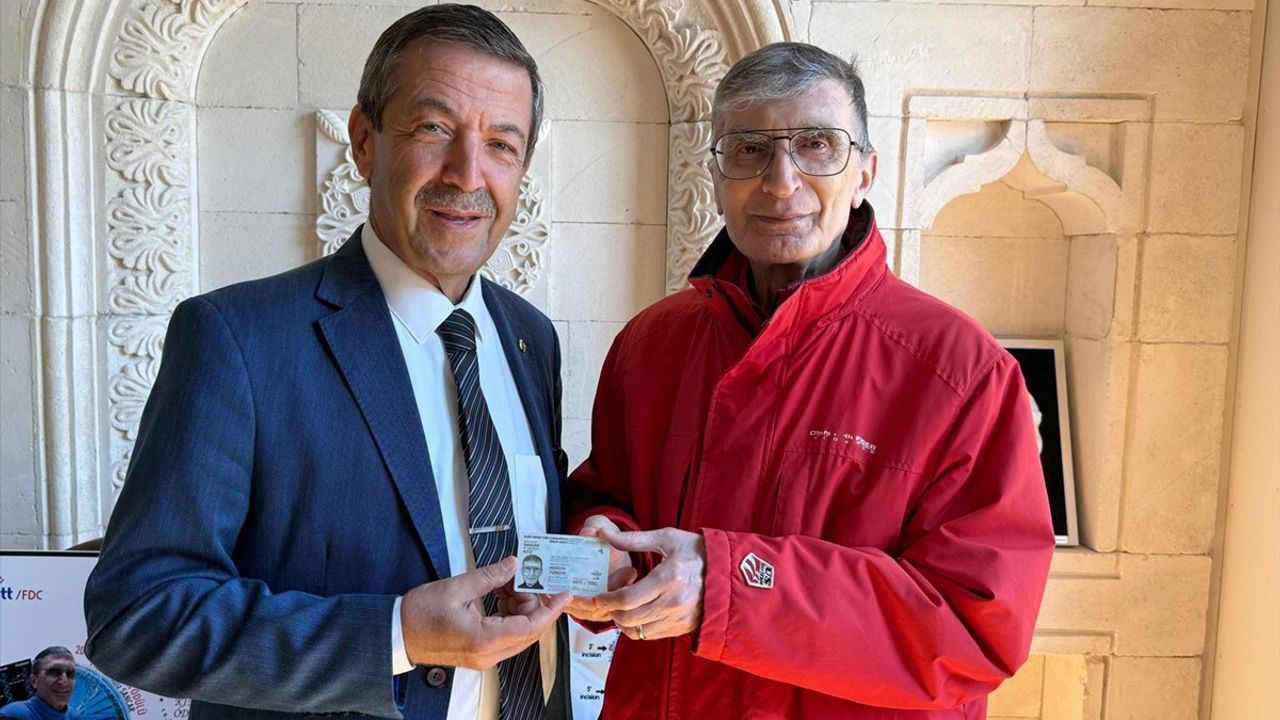 KKTC Dışişleri Bakanı Ertuğruloğlu, Aziz Sancar'a KKTC Kimliğini Takdim Etti