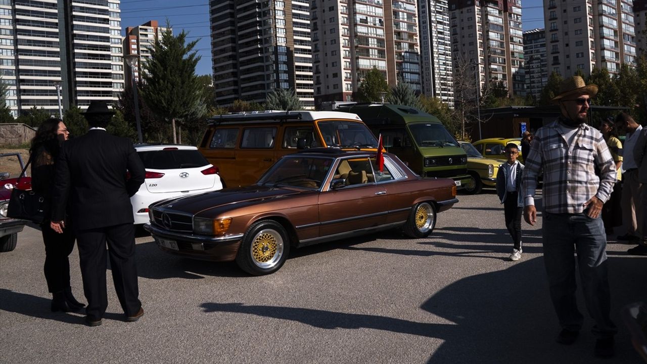 Klasik Otomobil Tutkunları 'Seçkin Beyefendiler Sürüşü'nde Buluştu