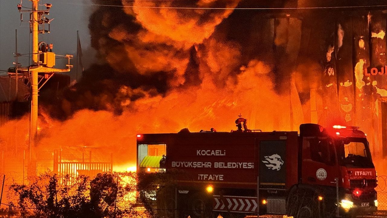 Kocaeli Başiskele'de Lojistik Depo Yangını Söndürülmeye Çalışılıyor