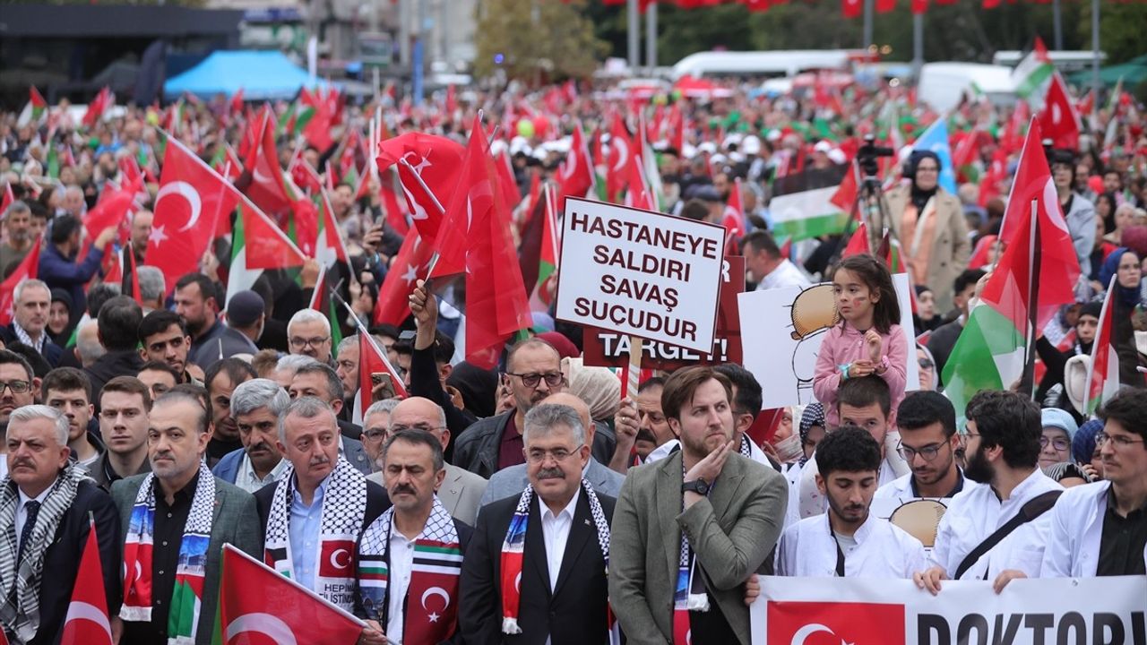 Kocaeli'de Küresel Sumud Filosu'na Destek Yürüyüşü Düzenlendi