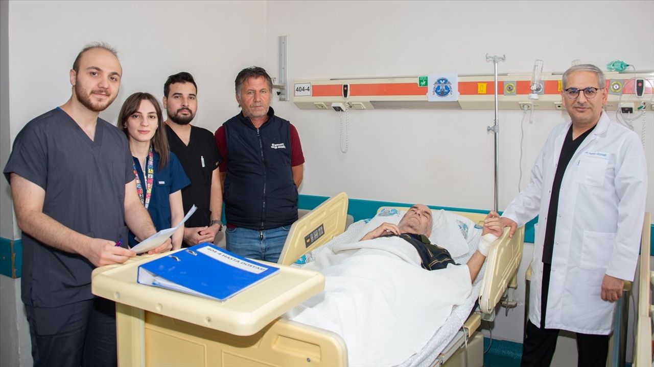 Konya'da Bir Yaşlı Hastanın Tıkalı Şah Damarları Başarıyla Açıldı