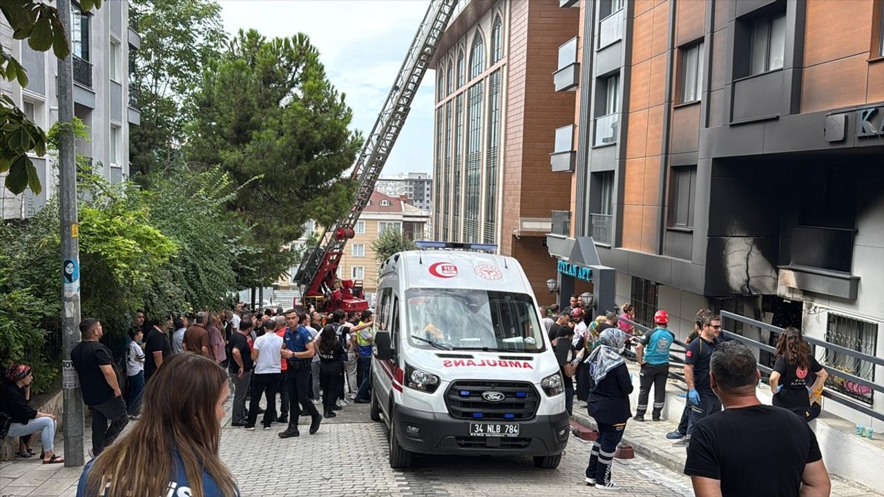 Küçükçekmece'de 5 Katlı Binada Yangın - 1 Ölü, 5 Yaralı