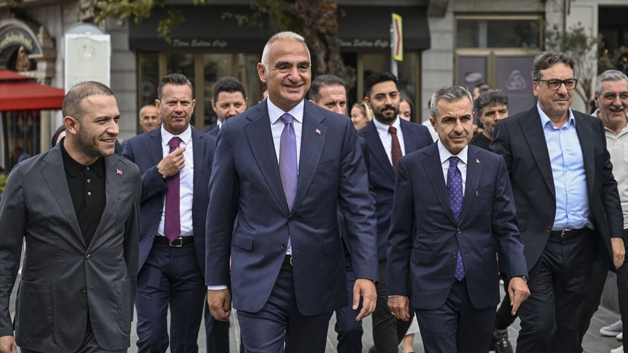 Kültür ve Turizm Bakanı Mehmet Nuri Ersoy Galata'da Esnafı Ziyaret Etti