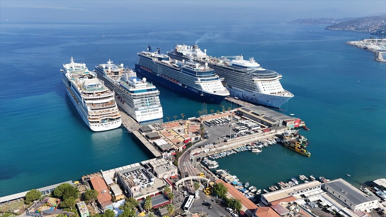 Kuşadası'nda 4 Kruvaziyer ile 13 Bin 750 Turist Karşıladı