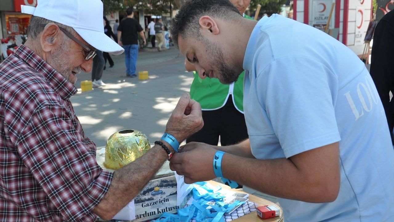 Kütahya'da Küresel Sumud Filosu'na Mavi Kurdeleyle Destek
