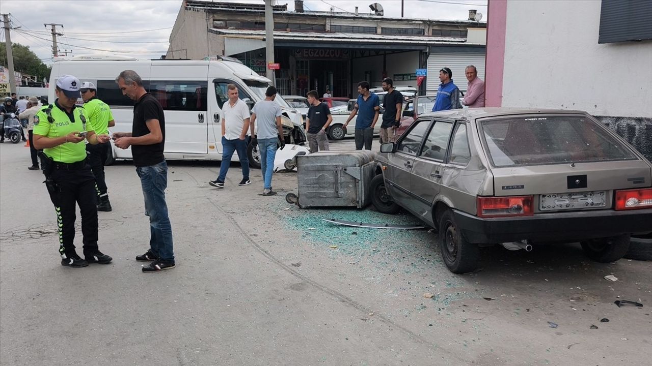 Kütahya'da Servis Minibüsü ve Öğrenci Servisinin Çarpışması: 7 Yaralı
