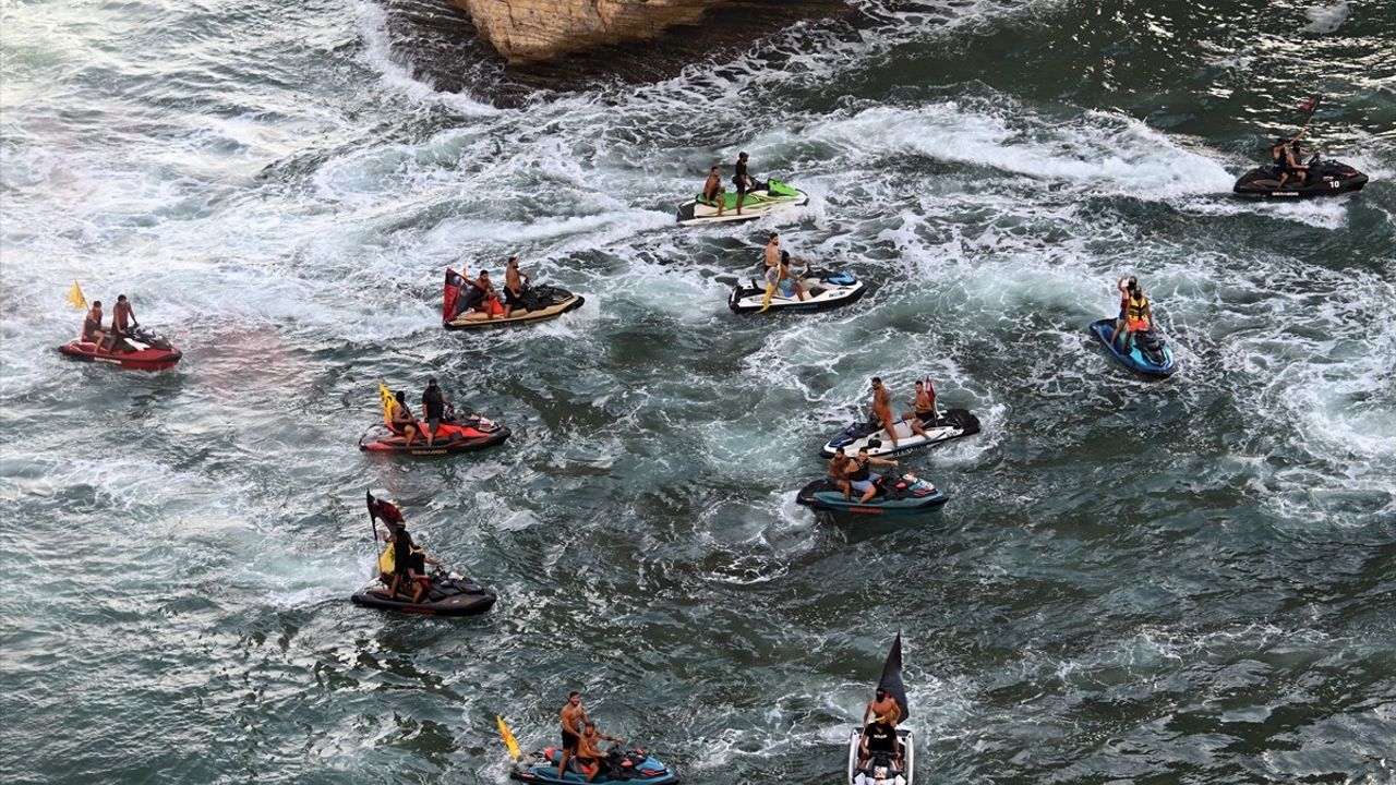 Lübnan Başbakanı Nevvaf Selam'ın Yasağına Rağmen Güvercin Kayalıkları'nda Hizbullah Liderlerinin Portreleri Yansıtıldı