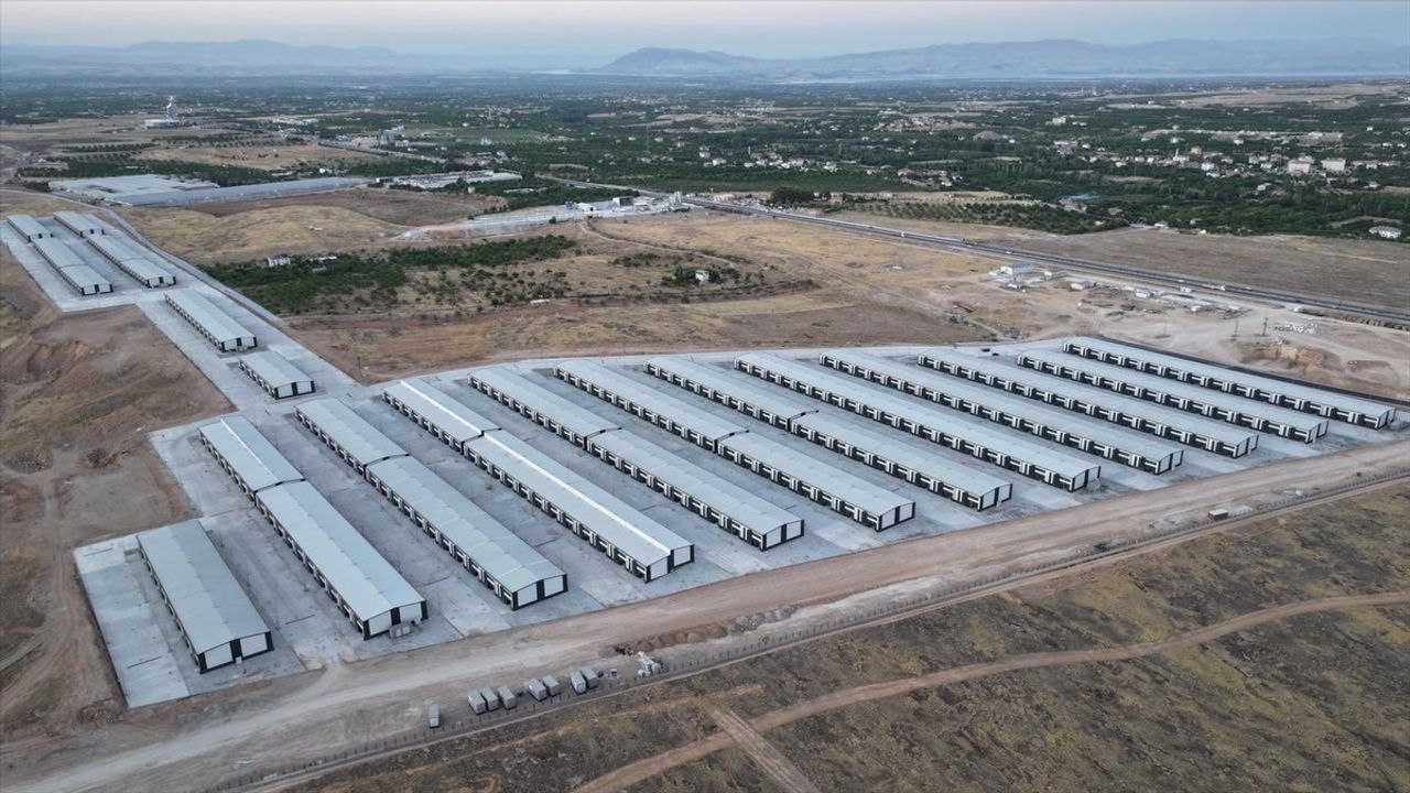 Malatya'da Depremzede Esnafa Yeni Dükkanlar